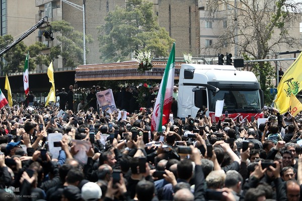 Millionen Menschen bei Trauerfeier für Märtyrer Ayatollah Raisi und seine Gefährte