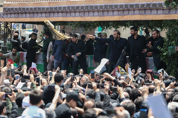 Millionen Menschen bei Trauerfeier für Märtyrer Ayatollah Raisi und seine Gefährte