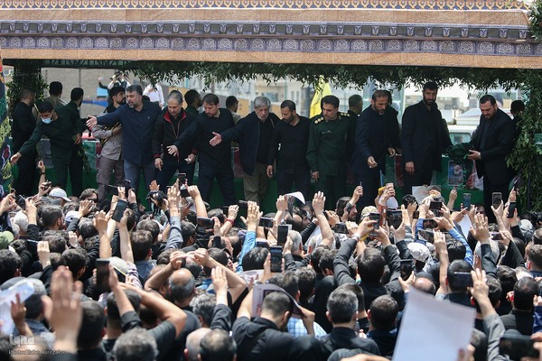 Millionen Menschen bei Trauerfeier für Märtyrer Ayatollah Raisi und seine Gefährte