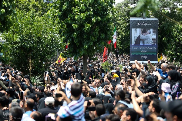 Millionen Menschen bei Trauerfeier für Märtyrer Ayatollah Raisi und seine Gefährte