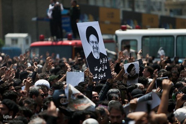 Millionen Menschen bei Trauerfeier für Märtyrer Ayatollah Raisi und seine Gefährte