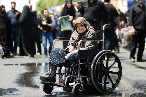 Millionen Menschen bei Trauerfeier für Märtyrer Ayatollah Raisi und seine Gefährte