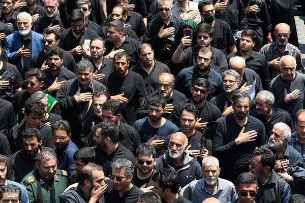 Millionen Menschen bei Trauerfeier für Märtyrer Ayatollah Raisi und seine Gefährte