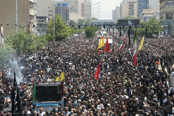 Millionen Menschen bei Trauerfeier für Märtyrer Ayatollah Raisi und seine Gefährte