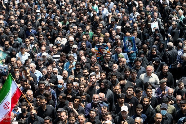Millionen Menschen bei Trauerfeier für Märtyrer Ayatollah Raisi und seine Gefährte