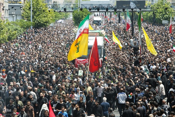 Millionen Menschen bei Trauerfeier für Märtyrer Ayatollah Raisi und seine Gefährte