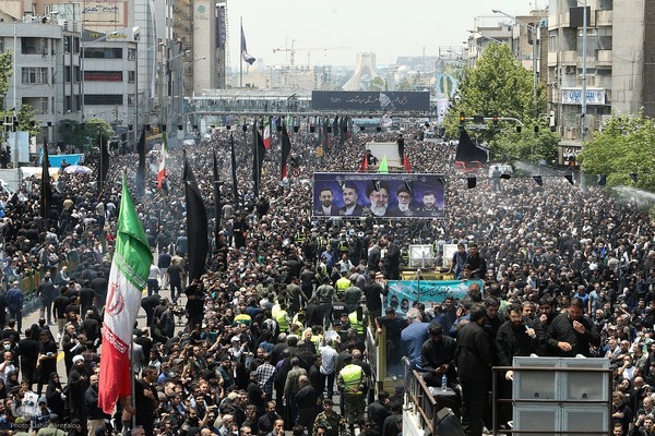Millionen Menschen bei Trauerfeier für Märtyrer Ayatollah Raisi und seine Gefährte