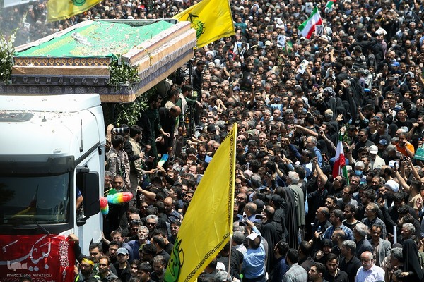 Millionen Menschen bei Trauerfeier für Märtyrer Ayatollah Raisi und seine Gefährte
