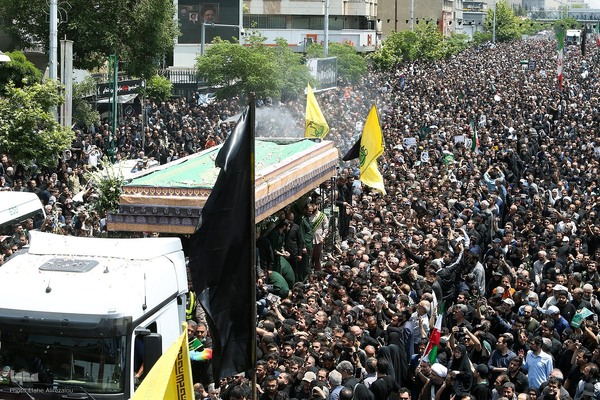 Millionen Menschen bei Trauerfeier für Märtyrer Ayatollah Raisi und seine Gefährte