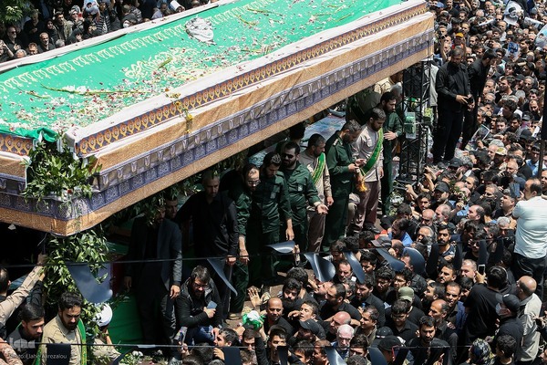 Millionen Menschen bei Trauerfeier für Märtyrer Ayatollah Raisi und seine Gefährte