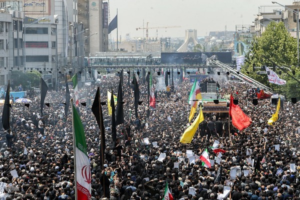 Millionen Menschen bei Trauerfeier für Märtyrer Ayatollah Raisi und seine Gefährte