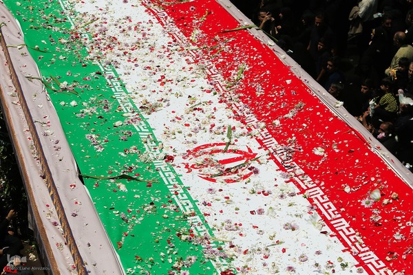 Millionen Menschen bei Trauerfeier für Märtyrer Ayatollah Raisi und seine Gefährte