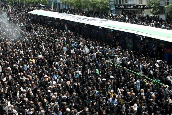 Millionen Menschen bei Trauerfeier für Märtyrer Ayatollah Raisi und seine Gefährte
