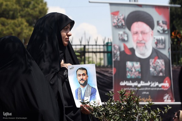 Große Anteilnahme und langer Trauerzug für Märtyrer Ayatollah Raisi und seine Gefährte