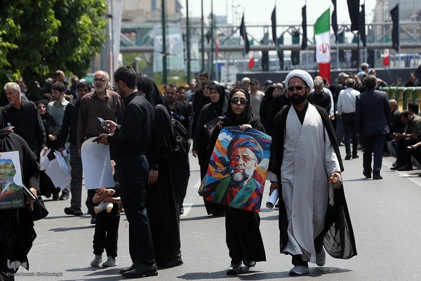 Große Anteilnahme und langer Trauerzug für Märtyrer Ayatollah Raisi und seine Gefährte