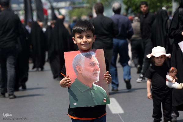 Große Anteilnahme und langer Trauerzug für Märtyrer Ayatollah Raisi und seine Gefährte