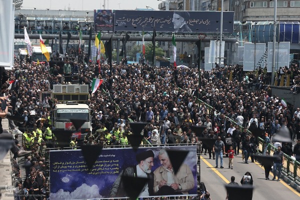 Große Anteilnahme und langer Trauerzug für Märtyrer Ayatollah Raisi und seine Gefährte