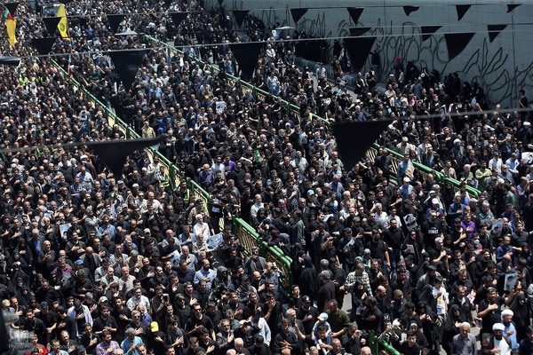 Große Anteilnahme und langer Trauerzug für Märtyrer Ayatollah Raisi und seine Gefährte