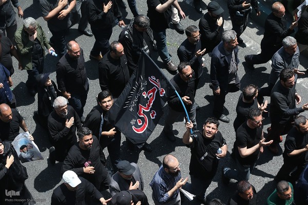 Große Anteilnahme und langer Trauerzug für Märtyrer Ayatollah Raisi und seine Gefährte