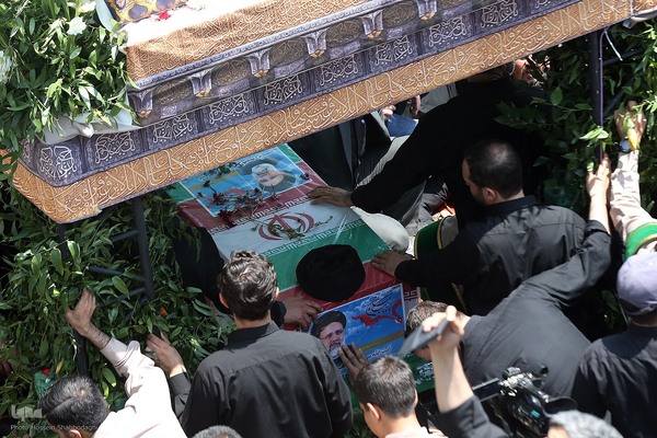 Große Anteilnahme und langer Trauerzug für Märtyrer Ayatollah Raisi und seine Gefährte