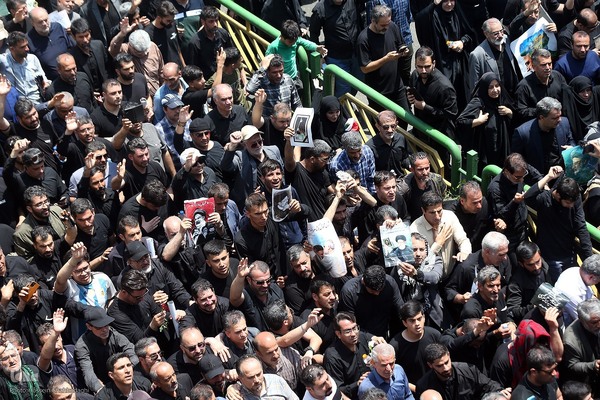 Große Anteilnahme und langer Trauerzug für Märtyrer Ayatollah Raisi und seine Gefährte