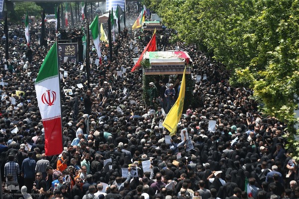 Große Anteilnahme und langer Trauerzug für Märtyrer Ayatollah Raisi und seine Gefährte