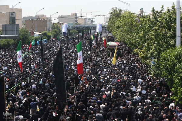 Große Anteilnahme und langer Trauerzug für Märtyrer Ayatollah Raisi und seine Gefährte