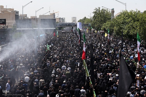 Große Anteilnahme und langer Trauerzug für Märtyrer Ayatollah Raisi und seine Gefährte