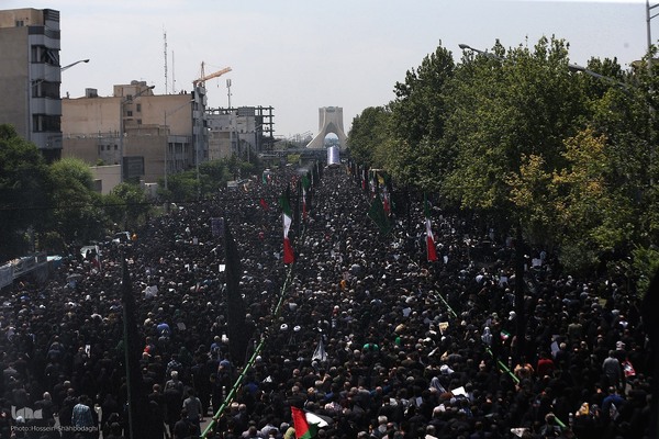 Große Anteilnahme und langer Trauerzug für Märtyrer Ayatollah Raisi und seine Gefährte