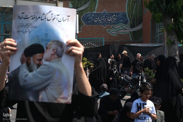 Große Anteilnahme und langer Trauerzug für Märtyrer Ayatollah Raisi und seine Gefährte