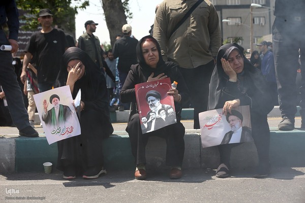 Große Anteilnahme und langer Trauerzug für Märtyrer Ayatollah Raisi und seine Gefährte