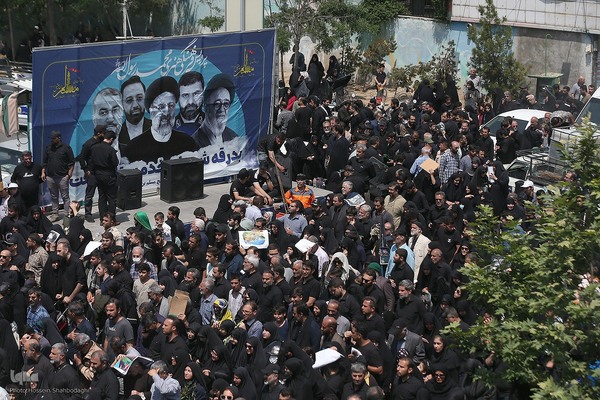 Große Anteilnahme und langer Trauerzug für Märtyrer Ayatollah Raisi und seine Gefährte