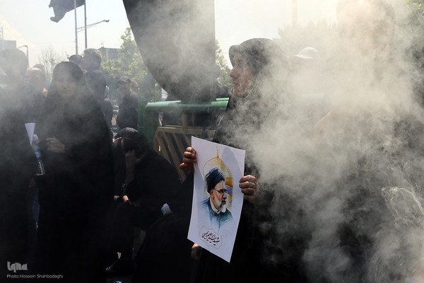 Große Anteilnahme und langer Trauerzug für Märtyrer Ayatollah Raisi und seine Gefährte