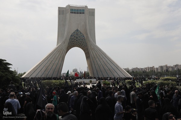 Große Anteilnahme und langer Trauerzug für Märtyrer Ayatollah Raisi und seine Gefährte