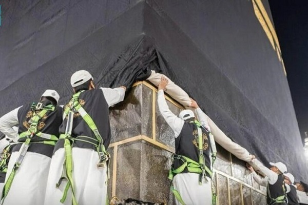 Kiswa zur Vorbereitung auf Hadsch hochgezogen