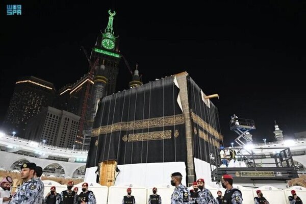 Kiswa zur Vorbereitung auf Hadsch hochgezogen