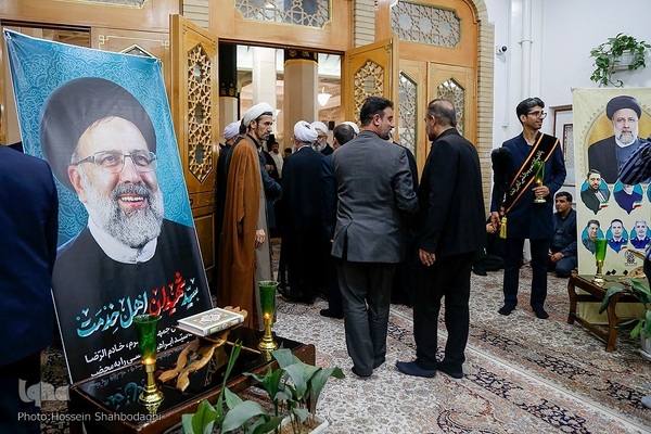 Trauerakt zum Gedenken an Märtyrer Ayatollah Raisi und seine Gefährte