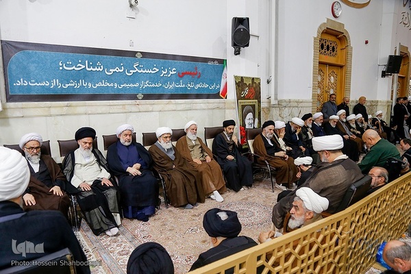 Trauerakt zum Gedenken an Märtyrer Ayatollah Raisi und seine Gefährte