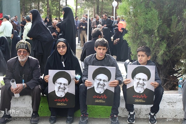 Menschenmassen begleiten Trauerzug für Märtyrer Ayatollah Raisi