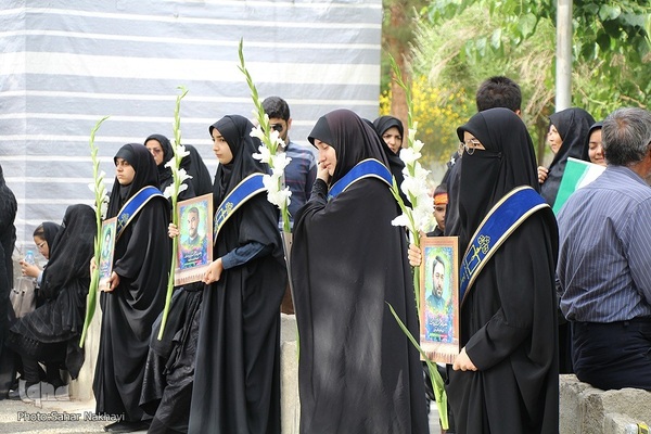 Menschenmassen begleiten Trauerzug für Märtyrer Ayatollah Raisi