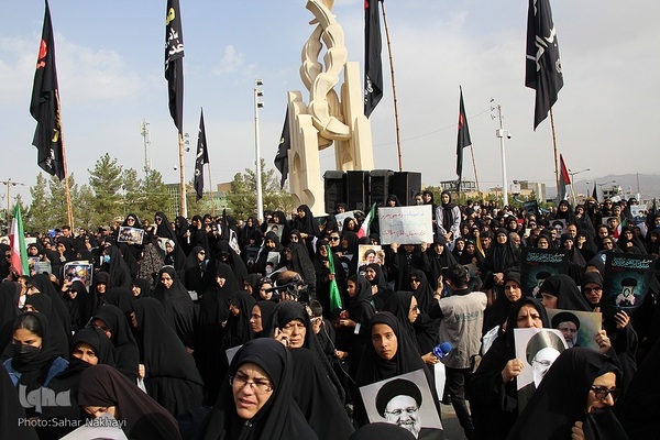 Menschenmassen begleiten Trauerzug für Märtyrer Ayatollah Raisi