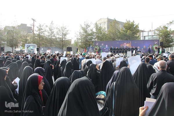 Menschenmassen begleiten Trauerzug für Märtyrer Ayatollah Raisi