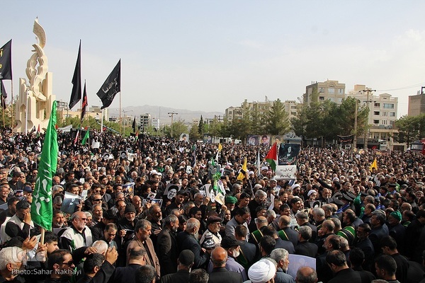 Menschenmassen begleiten Trauerzug für Märtyrer Ayatollah Raisi