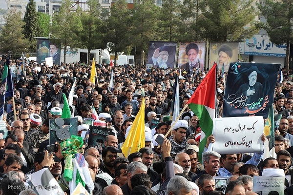 Menschenmassen begleiten Trauerzug für Märtyrer Ayatollah Raisi