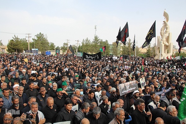 Menschenmassen begleiten Trauerzug für Märtyrer Ayatollah Raisi