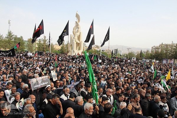 Menschenmassen begleiten Trauerzug für Märtyrer Ayatollah Raisi