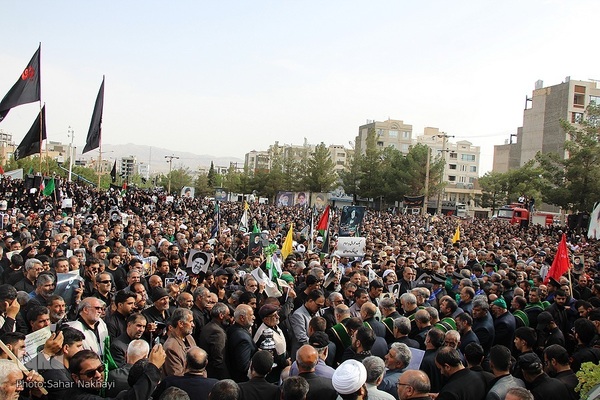 Menschenmassen begleiten Trauerzug für Märtyrer Ayatollah Raisi