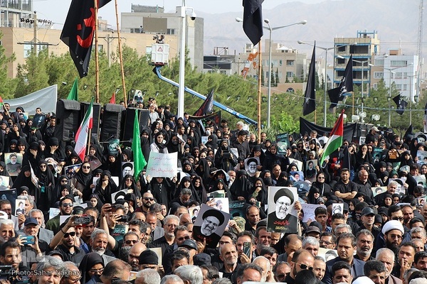 Menschenmassen begleiten Trauerzug für Märtyrer Ayatollah Raisi