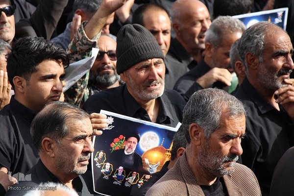 Menschenmassen begleiten Trauerzug für Märtyrer Ayatollah Raisi