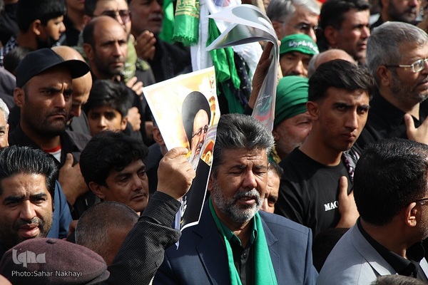 Menschenmassen begleiten Trauerzug für Märtyrer Ayatollah Raisi